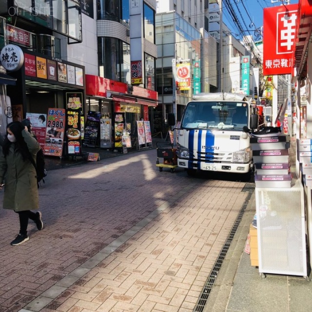 アズハーツ33 ビル前面道路