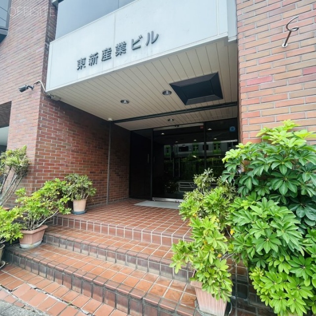 東新産業ビル エントランス