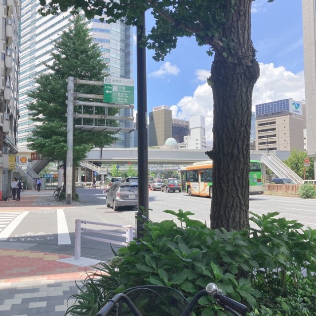 ワイ・エヌ銀座ビル ビル前面道路
