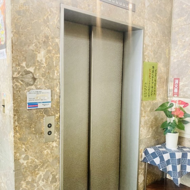 白亜ビル エントランス