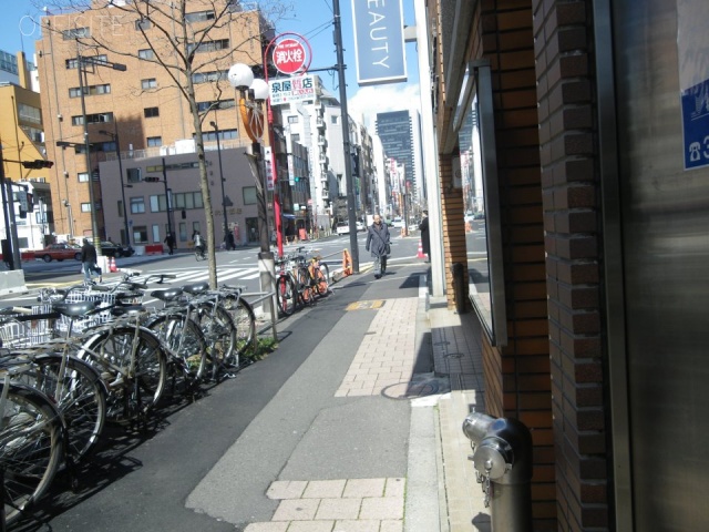 新橋スズキビル ビル前面道路