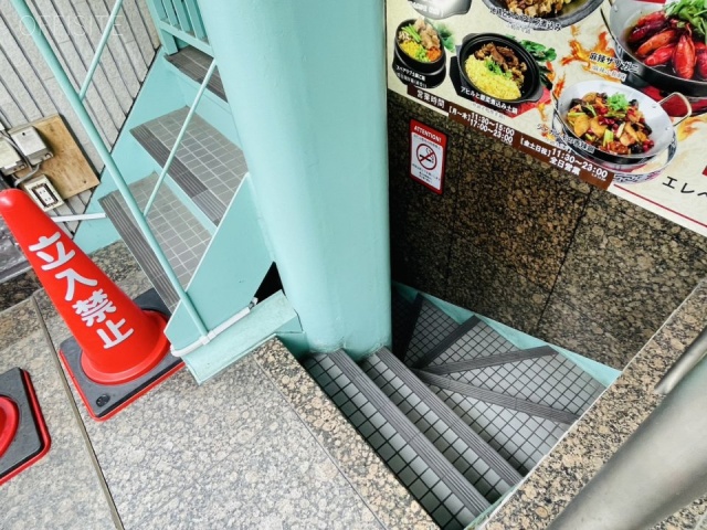 丸徳ビル B1Fへの直通階段