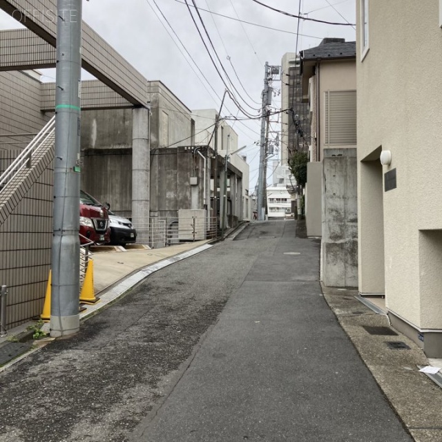 スリーアップ西麻布 ビル前面道路