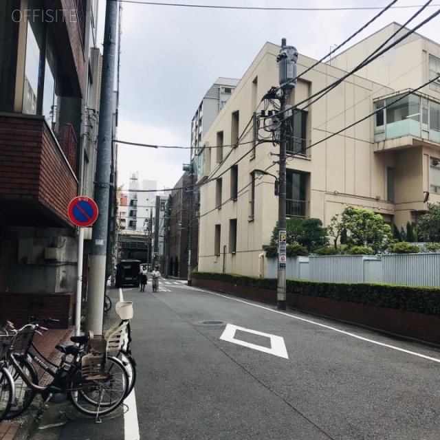 アオキビスポークビル ビル前面道路