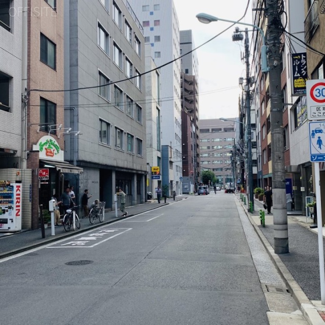 秋元ビル ビル前面道路