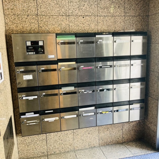 プラスワンビル 郵便受け