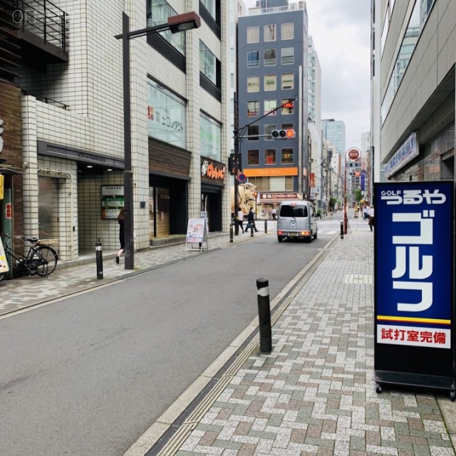 ユースクエア新橋 ビル前面道路
