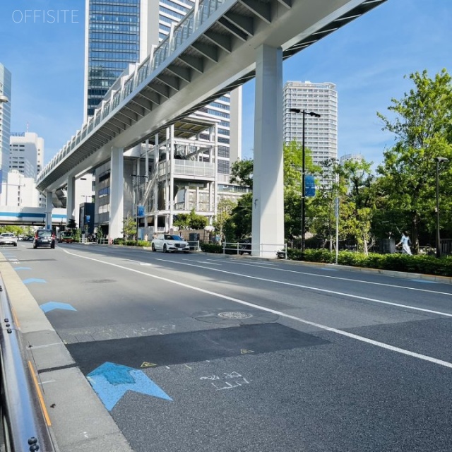 汐留芝離宮ビル(21階:サービスオフィス) 前面道路
