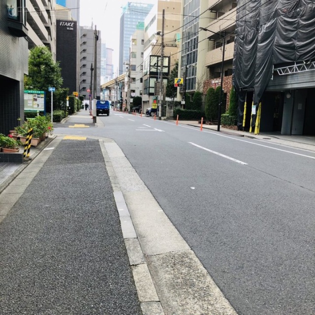 岡家寿(おかやす)ビル 前面道路