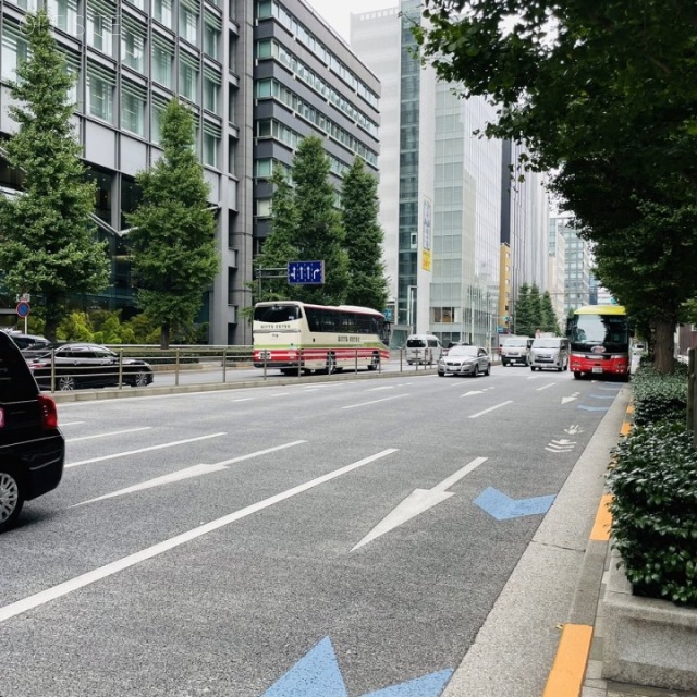 東京スクエアガーデン ビル前面道路