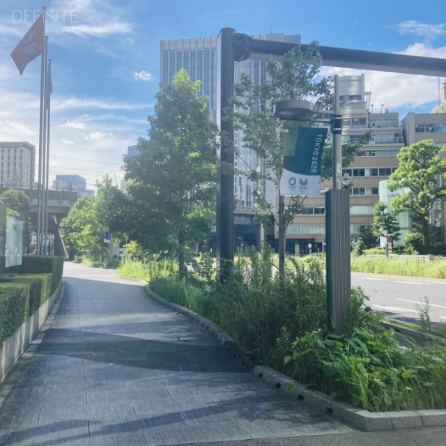 汐留メディアタワー ビル前面道路