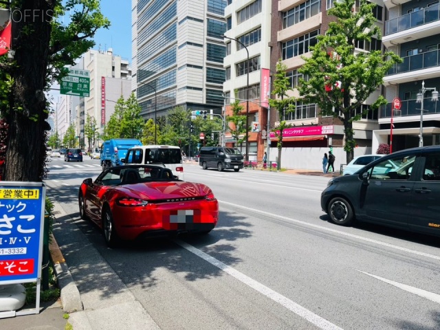 神保町ビル 前面に白山通り