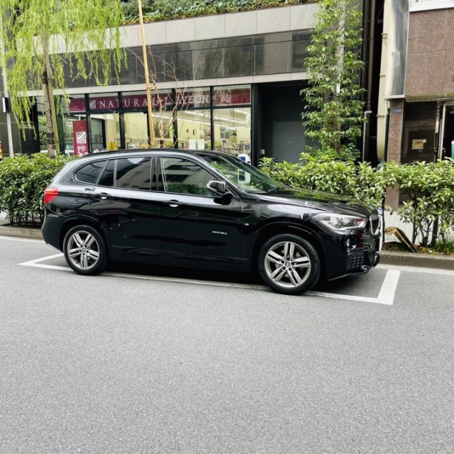 銀友ビル 前面に白枠駐車場