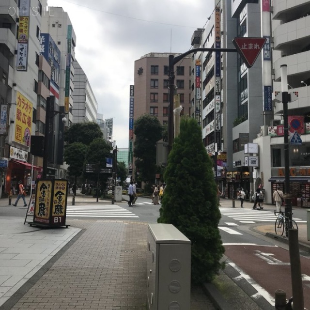 MAKIビル ビル前面道路