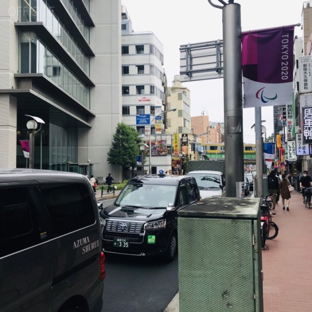 ウィンド北新宿 ビル前面道路