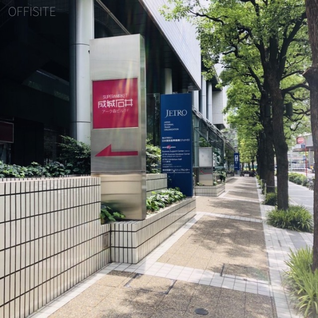 アーク森ビル 歩道