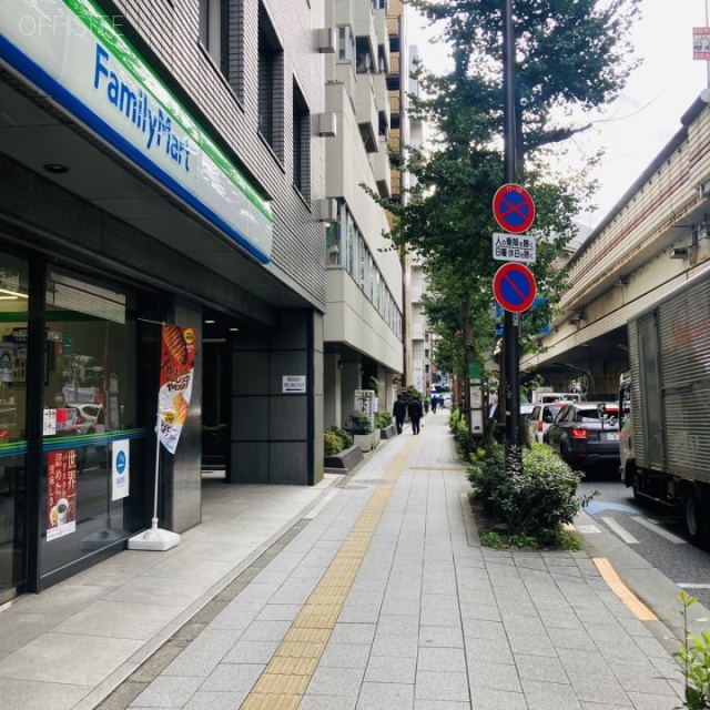 西新宿松屋ビル ビル前面道路