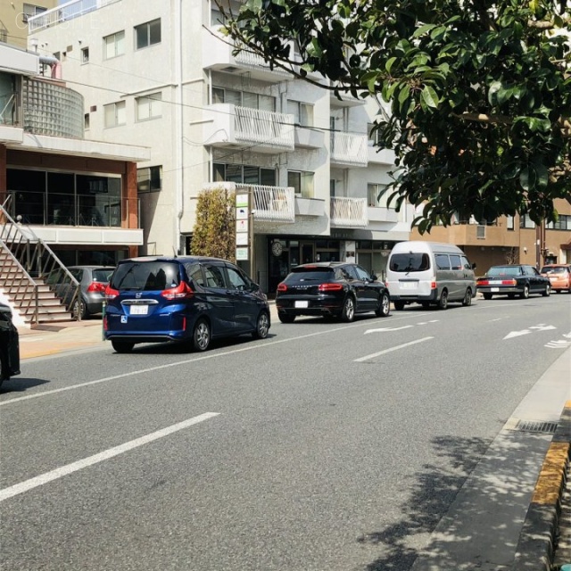 アニス南青山 ビル前面道路