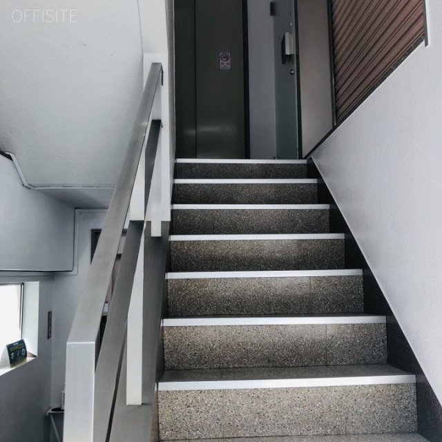 妻恋木工第2ビル 内階段