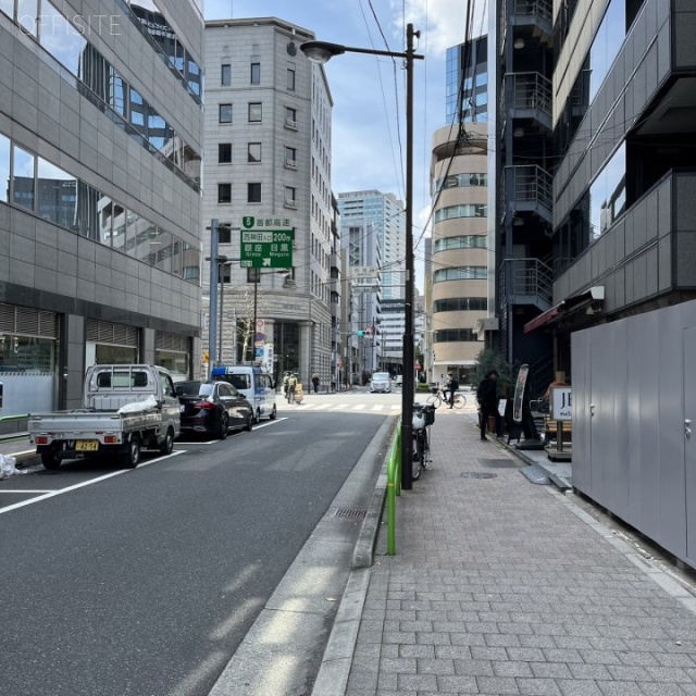 東方学会本館ビル 前面道路