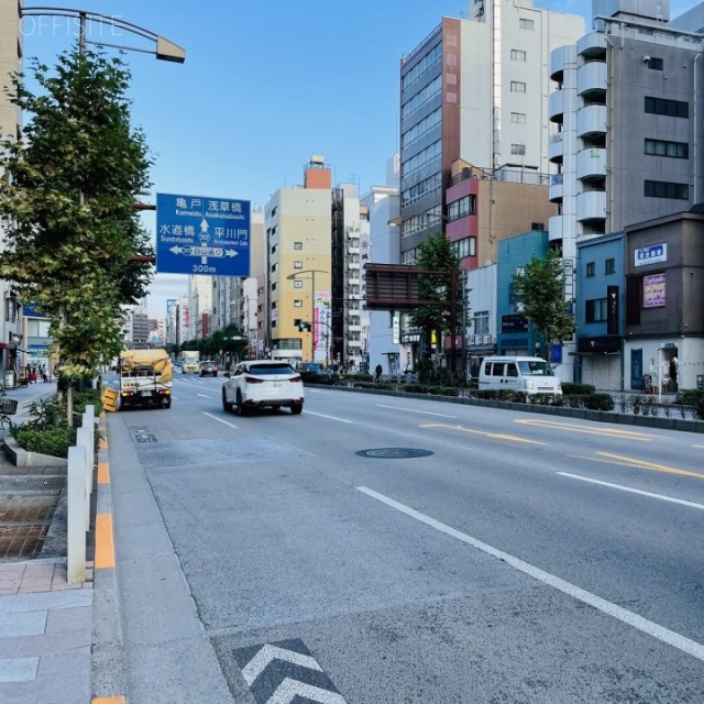 ACN神保町ビル 前面に靖国通り