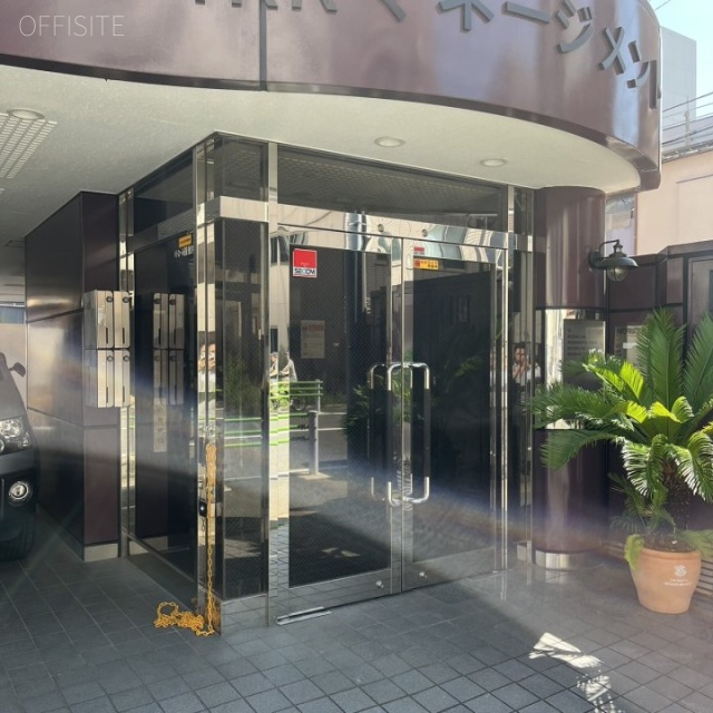 RF TOWER オフィスビル出入口