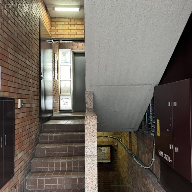 樋谷ビル エントランス