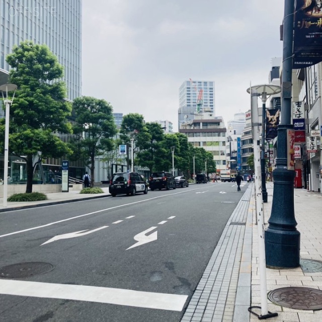 新赤坂ビル ビル前面道路