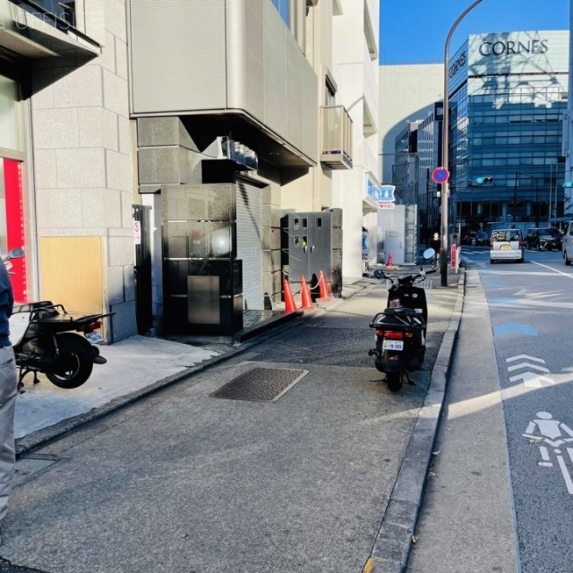 ニットクビル ビル前面道路