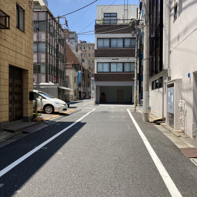 三富ビル ビル前面道路