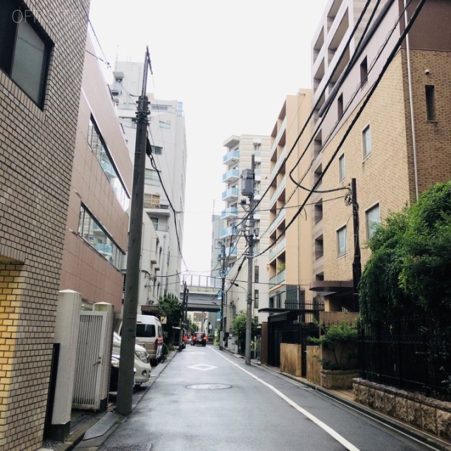 テロワール南青山 ビル前面道路