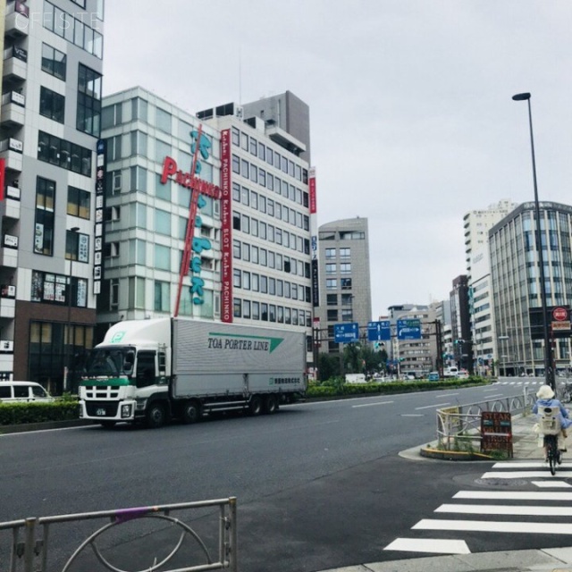 誠実ビル ビル前面道路
