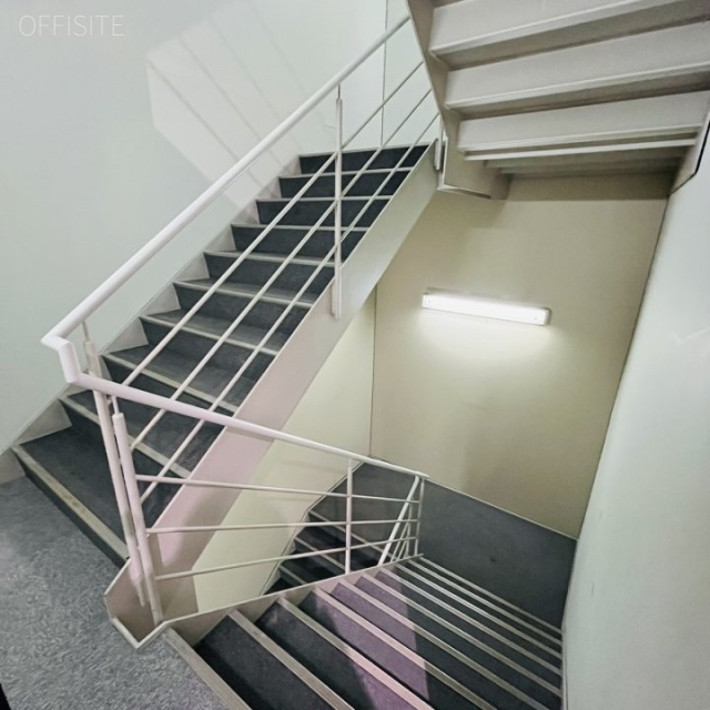 いちご笹塚ビル 内階段