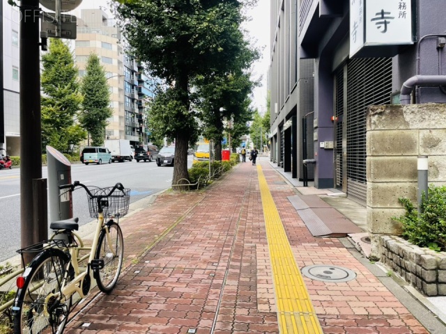 利根川第2ビル 前面歩道