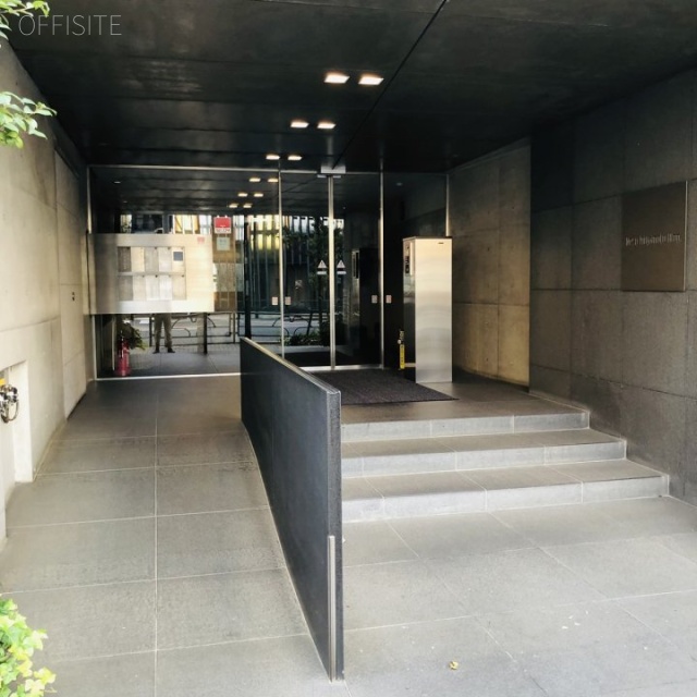 根津宮本ビル エントランス