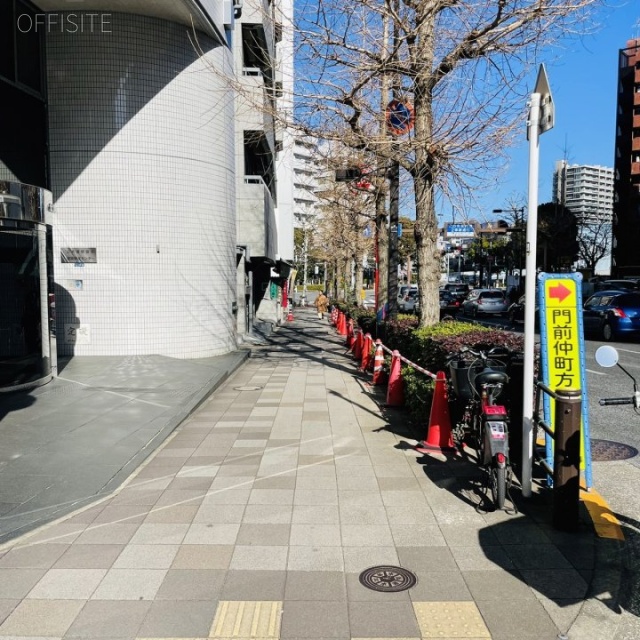 東熱新川ビル 前面歩道
