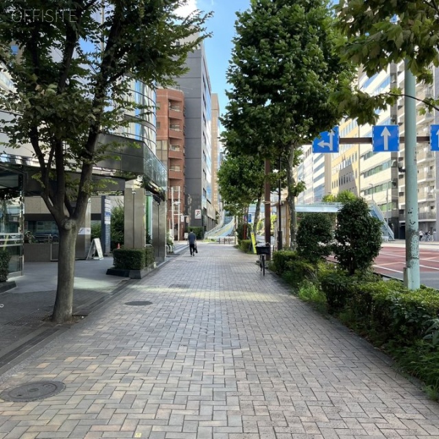 ONE SHINKAWA ビル前面道路