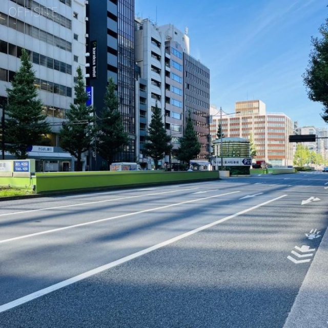 ミュージアムタワー京橋 前面に八重洲通り