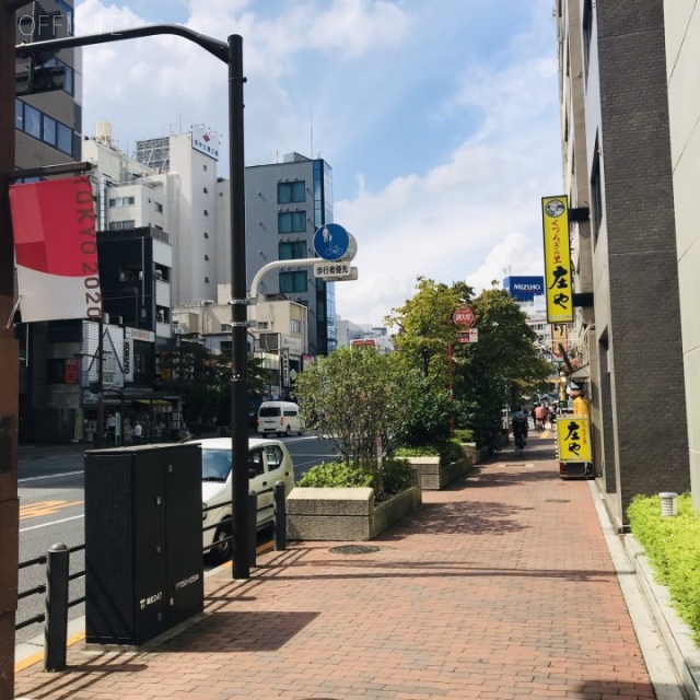 飯田橋駅東口ビル ビル前面道路