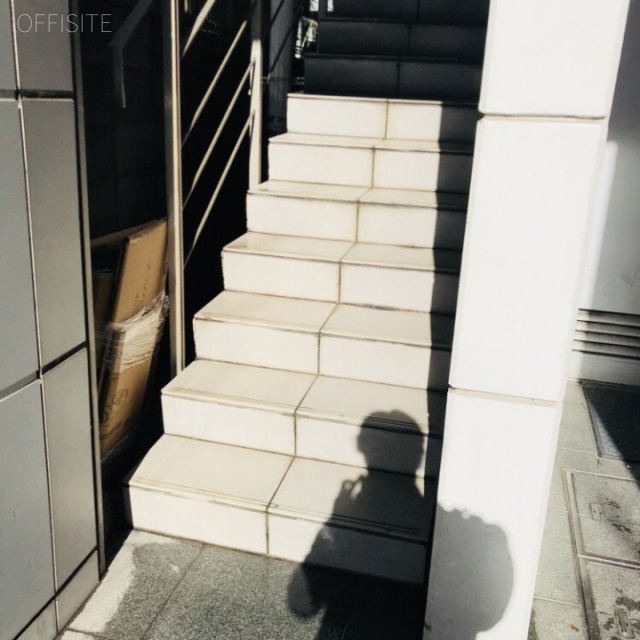 クローバー青山・ONE 階段