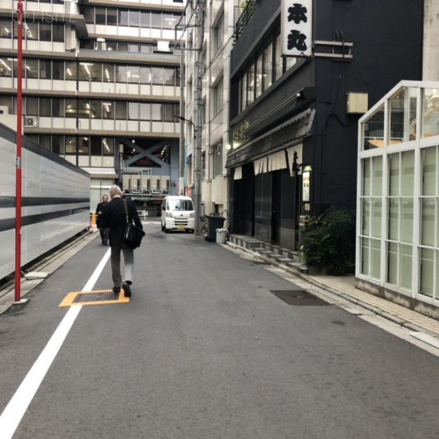 メディコ西新橋ビル ビル前面道路