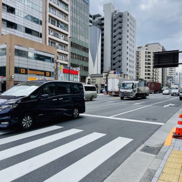 共栄入谷ビル 前面に昭和通り