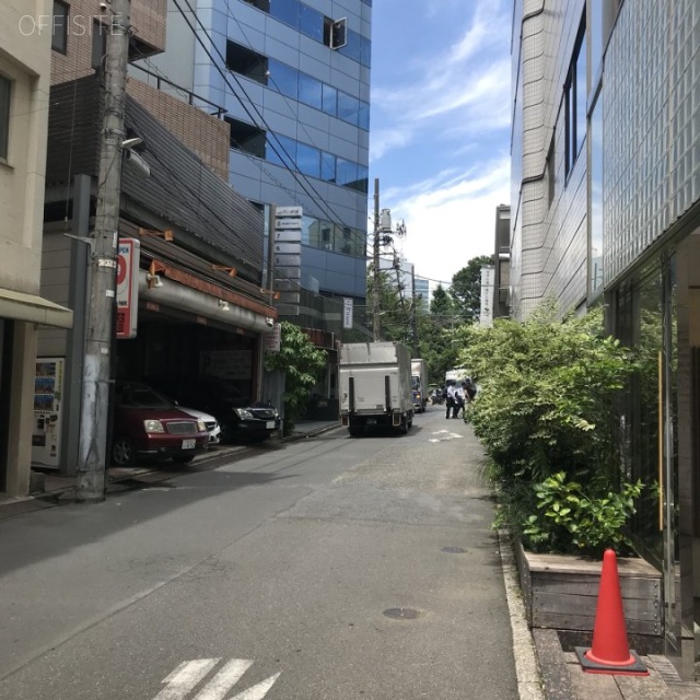 いちご神宮前ビル ビル前面道路