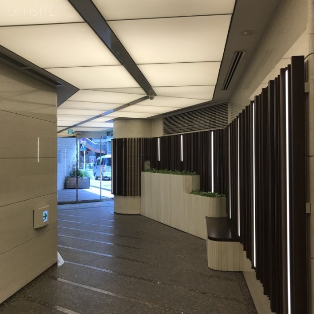 いちご神宮前ビル エントランス(別角度)