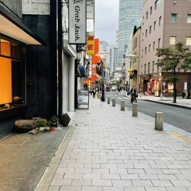 陶香堂(とうこうどう)ビル 前面歩道