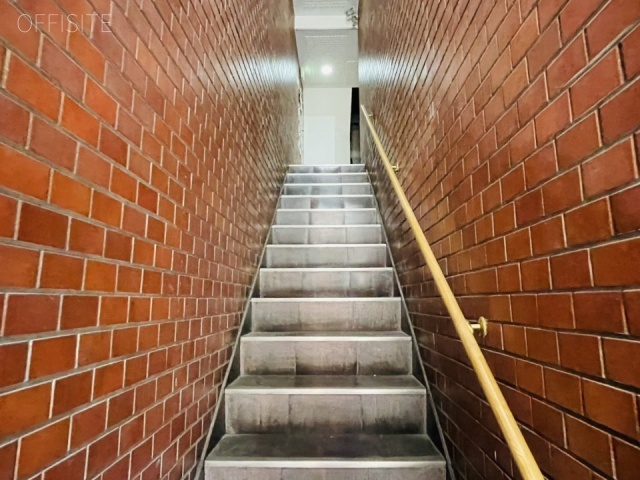 不動前ビル 階段