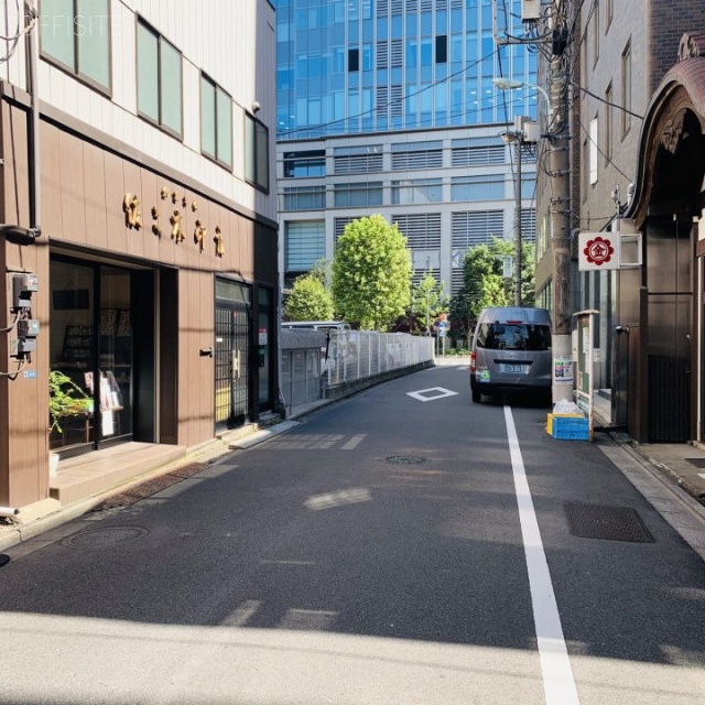 室町フェニックスビル ビル前面道路