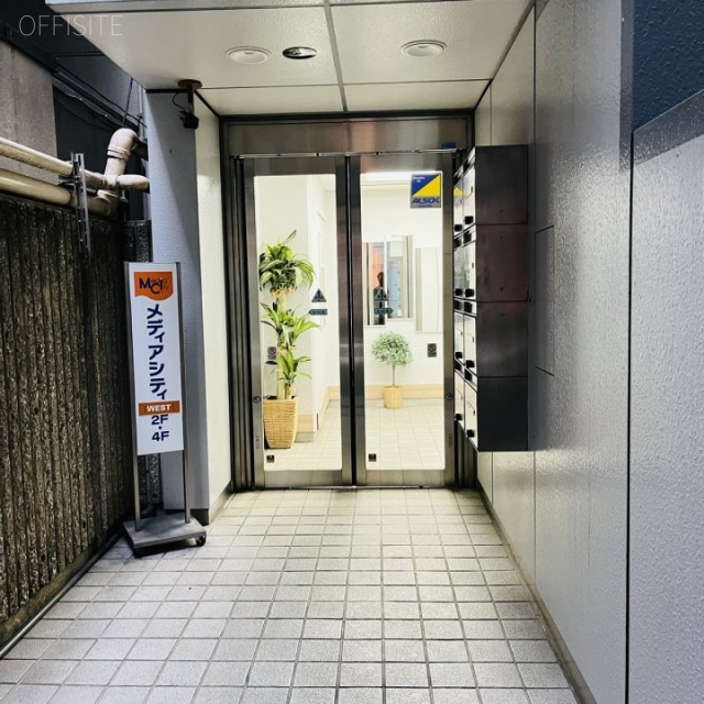 銀座松良ビル オフィスビル出入口