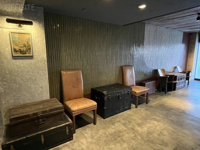 ninetytwo13 エントランスにシックな家具があります