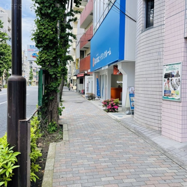 TB目白ビル 前面歩道